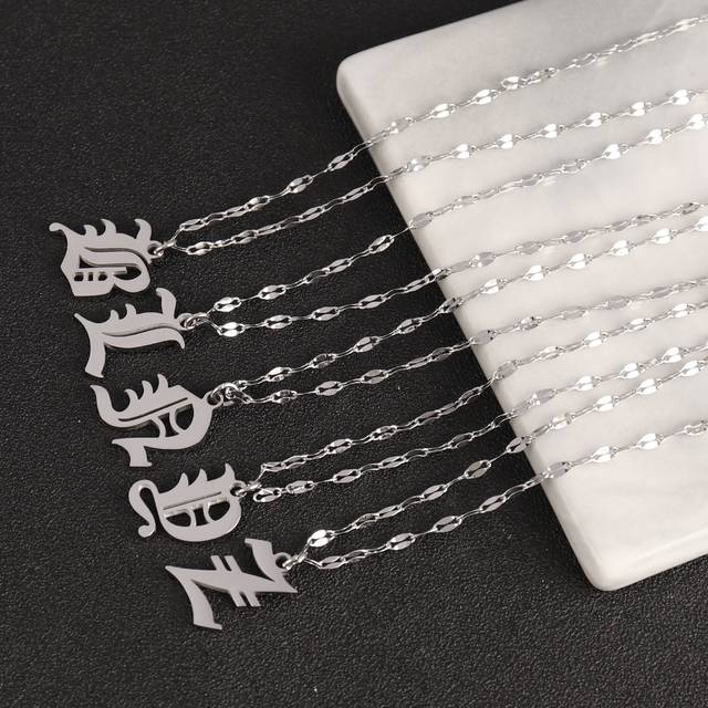 1st Gothic Initial Letter Halsband Rostfritt stål Halsband För Kvinnor Alfabet Hänge Kedja Choker Smycken - Silver (L,M,S,H,A,T,O,X,B,C,D,E,F,G,I,J,K,N,P,Q,R,U,V,W,Y,Z)
