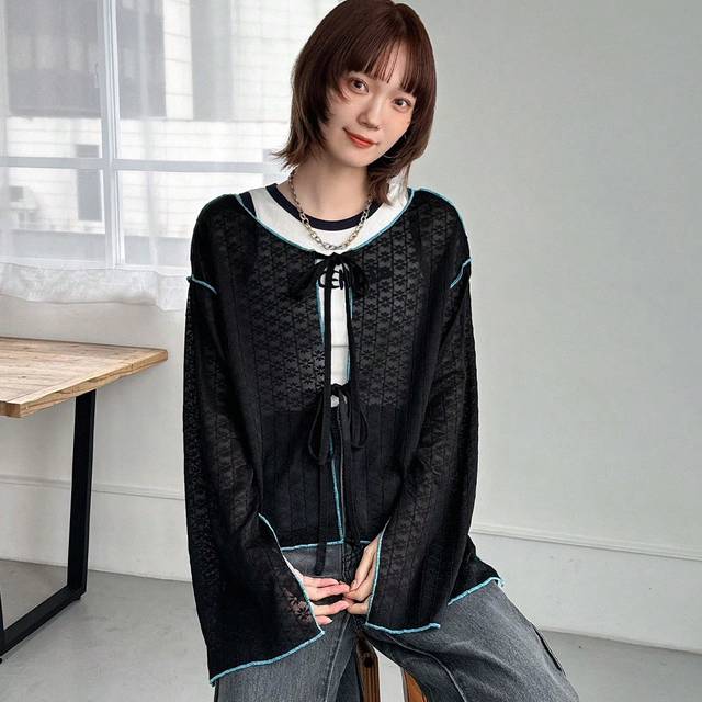 FRIFUL Women&#39;s Contrast Trim Split Bell Sleeve T-Shirt