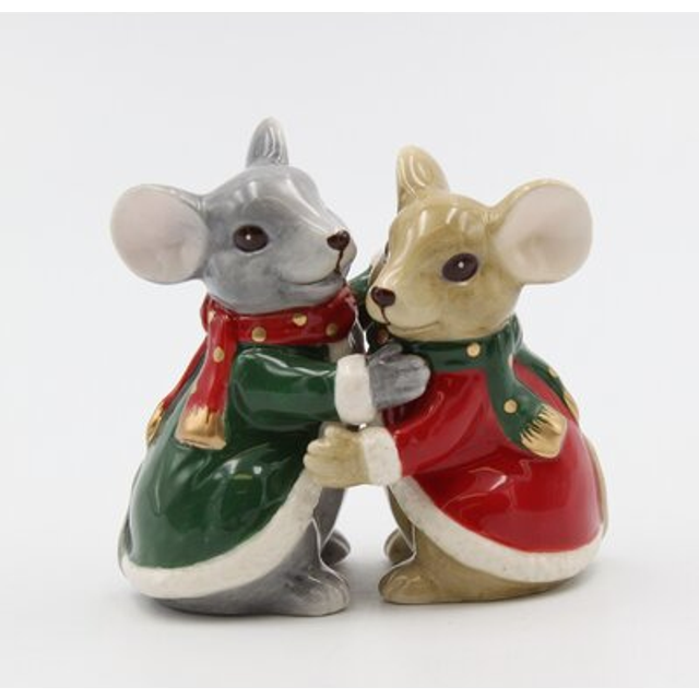 "Fine Ceramic Christmas Holidays Mouse Couple Hugging Salt & Pepper Shakers Set  3-3/8"""""""" H"