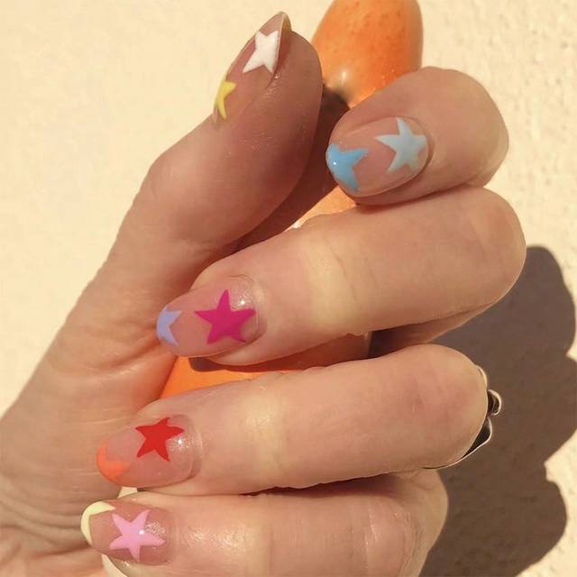 24st korta runda lösnaglar Färgglada pentagram med lim Bärbara kanter Fake Nagel Press On Nails Heltäckande Nagelspetsar Nageltillbehör - Multifärgad