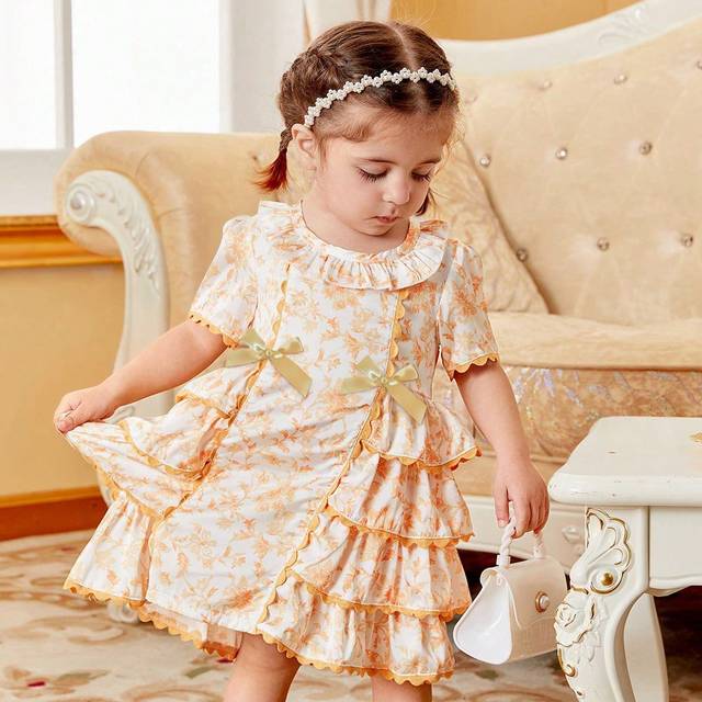 SHEIN Baby Girl Gorgeous Elegant Palace Style Gold Floral Pattern Printed Multiple Layer Ruffled Short Sleeve Dress, Suitable For Party, Spring/Summer