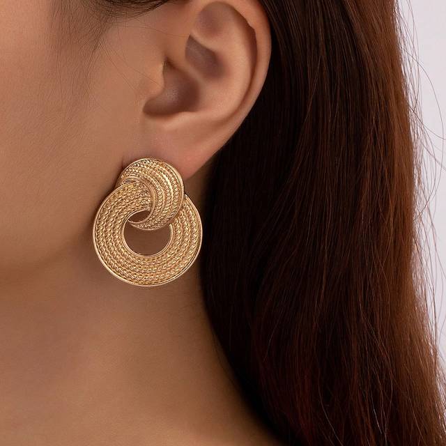 SHEIN 1pair European & American Style Gold-Color Geometric Design, Chic & Delicate, Twisted Lines Striped Pattern, Vintage & High-End Ear Accessories