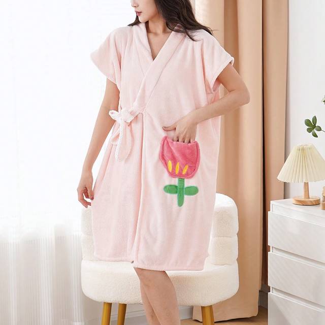 SHEIN 1pc Women&#39;s Black Bathrobe, One Size Fits All, Solid Color Plush Coral Fleece, Soft, Absorbent, Quick-Drying Super Microfiber, Suitable For Home, Bath