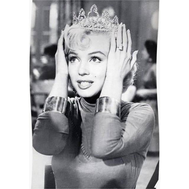 Posters Marilyn Monroe : Lorelei 16x20 inch or 20x20 inch Wall Art Soccer Print