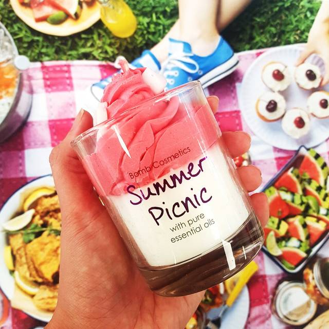 Bomb Cosmetics Summer Picnic Pineapple Sweet Fruity Piped Glass Scented Candle