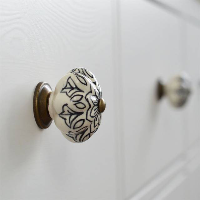 Nicola Spring - Floral Ceramic Cabinet Knobs - Black (4.5cm)