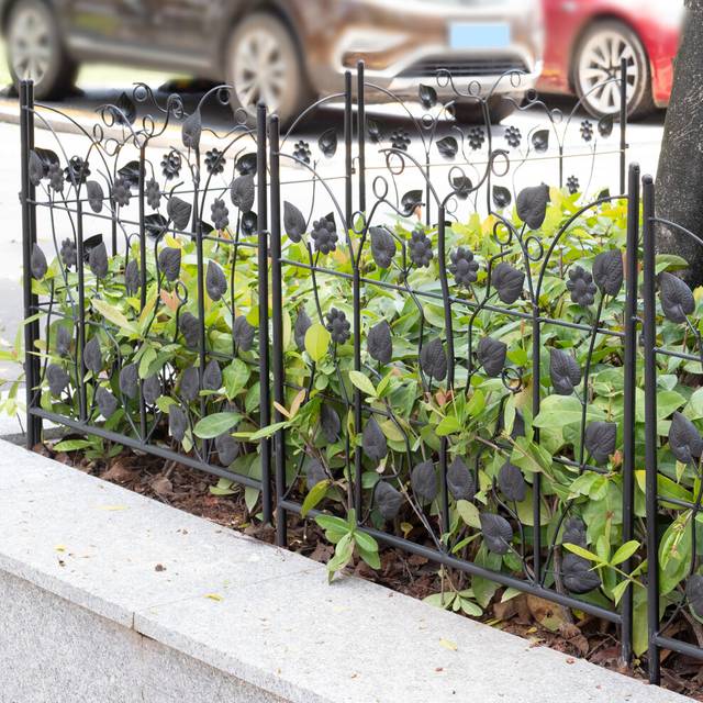 5 Panels Garden Fence Metal Decorative Fencing Border Pet Barrier