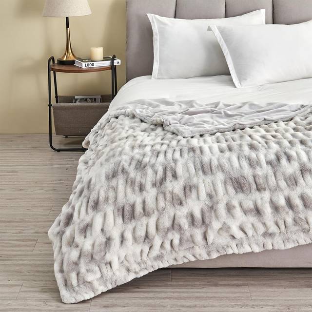 Great Bay Home Fuzzy Ruched Faux Fur Grey Throw Blanket | Ultra|Soft Reversible Throw | Thick Throw for Chair  Sofa  or Bed | Warm  Reversible Blanket
