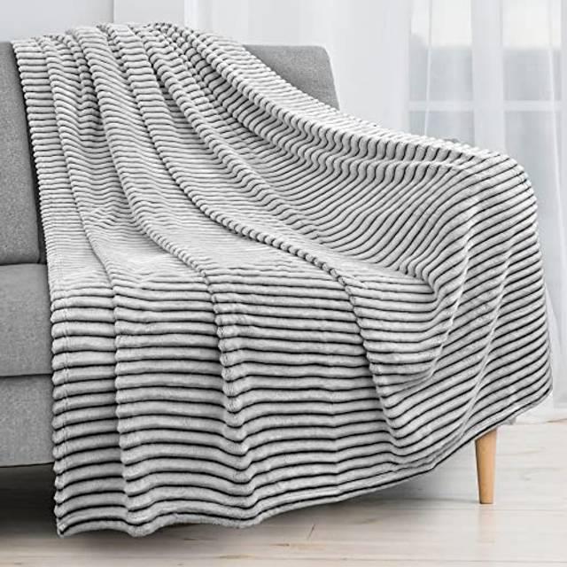 PAVILIA Super Soft Fleece Throw Blanket Black and White  Luxury Fuzzy Plush Flannel Throw  Warm Cozy Ribbed Microfiber Blanket for Sofa Couc