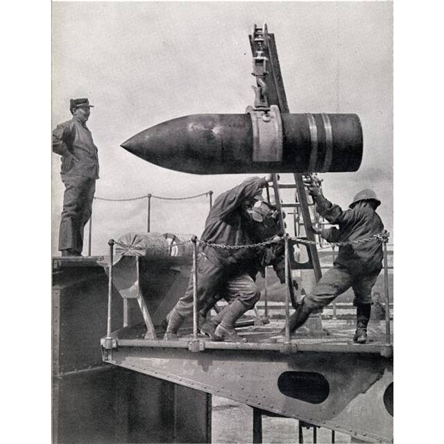 French Gunners Loading 400 Mm Shell Into Cannon in 1916 Poster Print, Large - 26 x 34