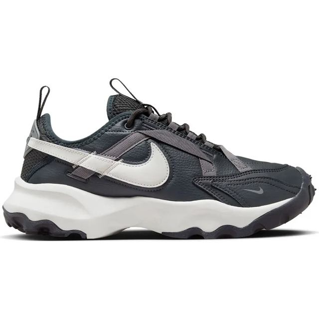 Nike Tc 7900 Trainers in Black & White
