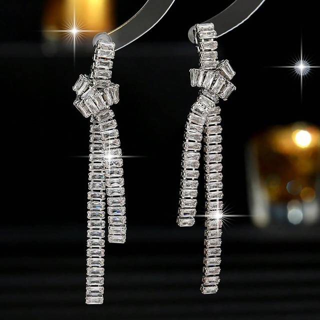 1 par lyxiga Cubic Zirconia vattendroppe dinglar örhängen för kvinnor bröllopsklänningar dam smycken morsdag present - Silver (En-Storlek)
