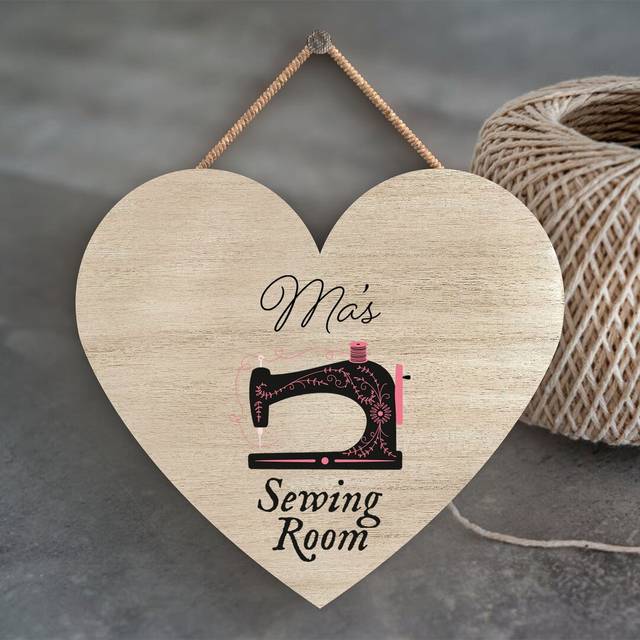 Sew Room Mas Sewing Room Signs and Plaques (10cm H X 9cm W X 0.5cm D)