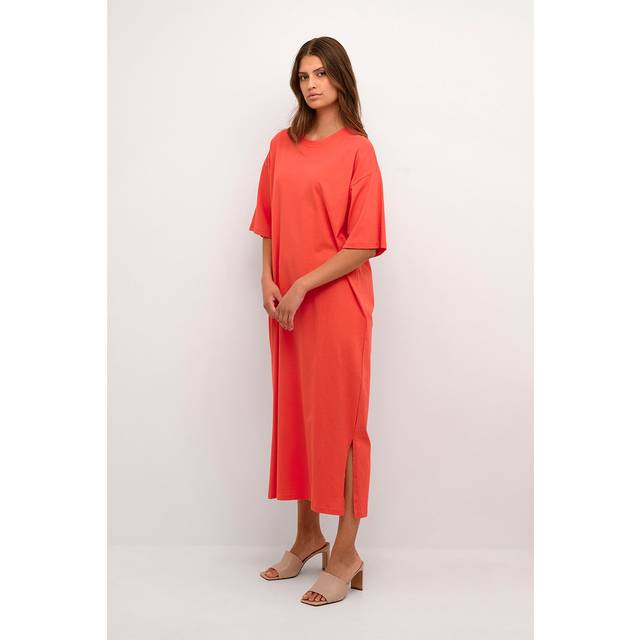 Edna Oversized Fit Dress - Cayenne - Danish brand KAFFE has been offering timeless collections adorned with feminine details since 1993. The label offers a range of versatile, minimalistic styles that look and feel great, making your daily edit stylish and effortless.
