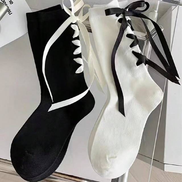 SHEIN 2 Pairs Women&#39;s Black And White Floral Lace Ribbon Bowknot Tie Mid-Calf Socks