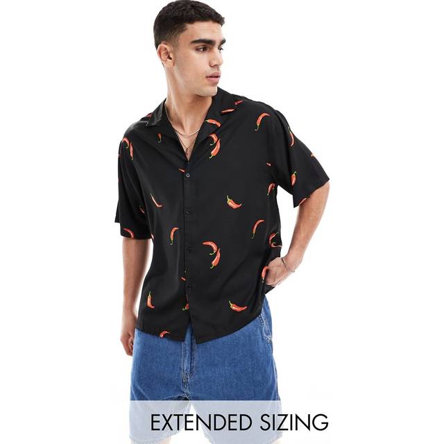 ASOS DESIGN – Skjorta i oversize med resortkrage och chilipeppar-tryck-Svart/a