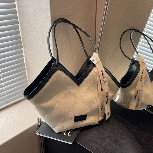 (White) Light Luxury Tote Bag Underarm Bag Diamond Checkered Versatile Shoulder Bag