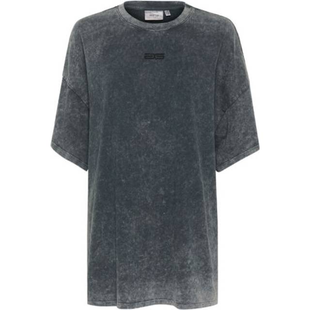 Jio Logo Oversized T-Shirt - Dark Grey Washed - Founded in 2008 by Sanne Sehested, Gestuz is a contemporary Danish fashion brand known for its effortlessly chic and modern aesthetic. The label seamlessly blends Scandinavian minimalism with bold, vintage-inspired designs to create pieces that are both timeless and on-trend. Whether it's sleek tailoring, statement outerwear, or everyday essentials, you are sure to find something that will portray your individuality with confidence and style.