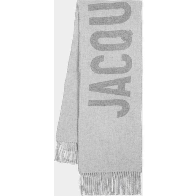 L'echarpe Fringe Logo Scarf - Grey - <p>Jacquemus was created by French designer Simon Porte Jacquemus when he was only 20 years old. Synonymous with trendsetting, modern style, the brand has become a tastemaking favourite of influencers and stylists across the globe.</p>