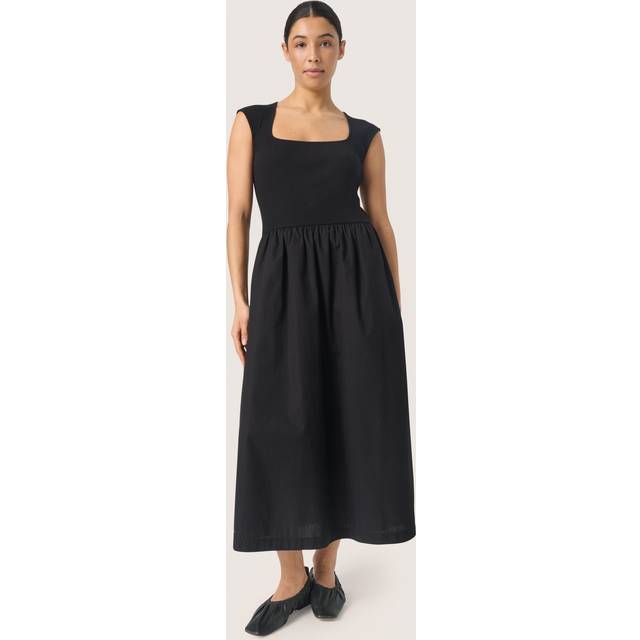 Simone Pocket Dress - Black - Copenhagen-based brand Soaked In Luxury champions sophisticated yet accessible style, delivering a range of wardrobe staples each season that showcases the label's refined design aesthetic. Minimalistic every day basics, flowing feminine dresses and tailored workwear are at the core of each collection, all crafted with the purpose of transcending seasons so you get more out of your favourite pieces.