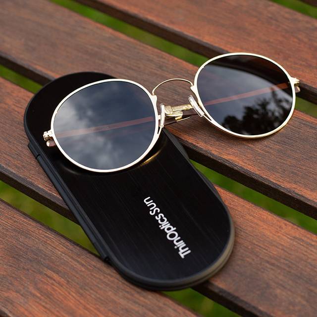 ThinOptics runda solglasögon – speglade polariserade bruna linser med guldramar unisex solglasögon med aluminiumfodral