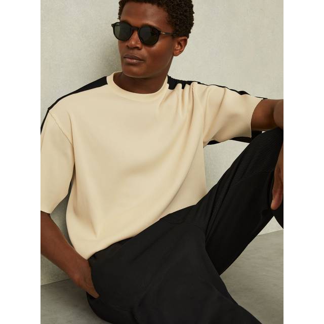 Canyon Colour-Block Plissé T-Shirt - OFF WHITE/NAVY - Beginning with men's tailoring in 1970's London, Reiss' design philosophy has endured for over five decades, maintaining the distinctive tailoring, sharp cuts, and contemporary prints it has become famous for to create investment pieces destined to stay in your wardrobe for seasons to come.
