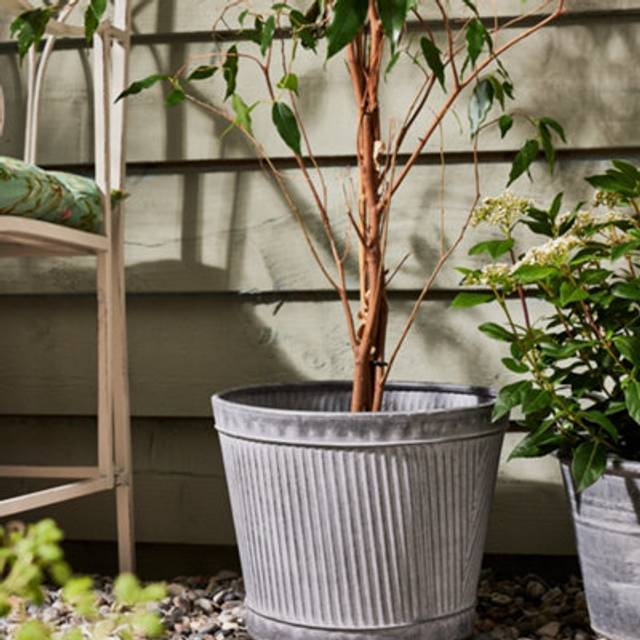 Vintage Style Rippled Grey Planter Galvanised Trough Bucket Flower Pot Embossed Round Outdoor Garden Planter (H)31cm, (Dia) 25cm - One Size