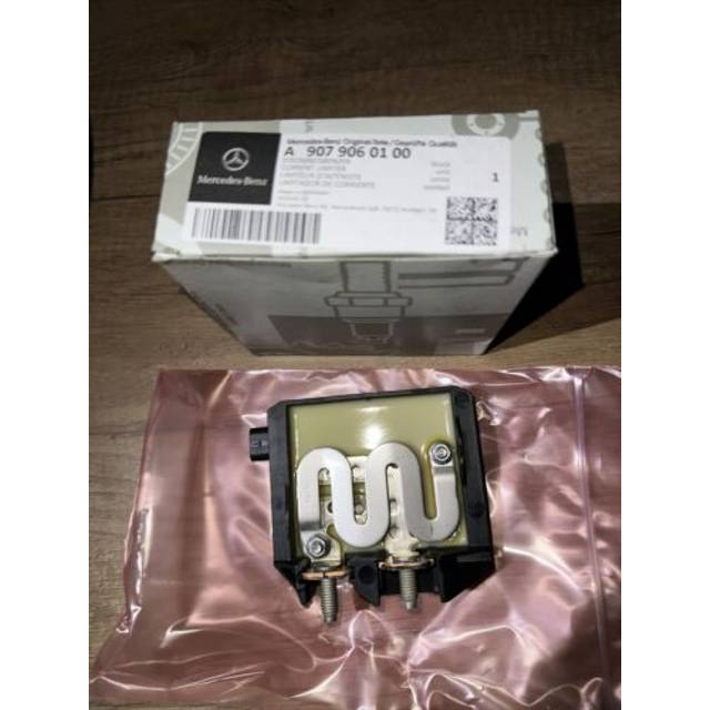 Genuine mercedes battery base power distributor sprinter w907 a9079060100