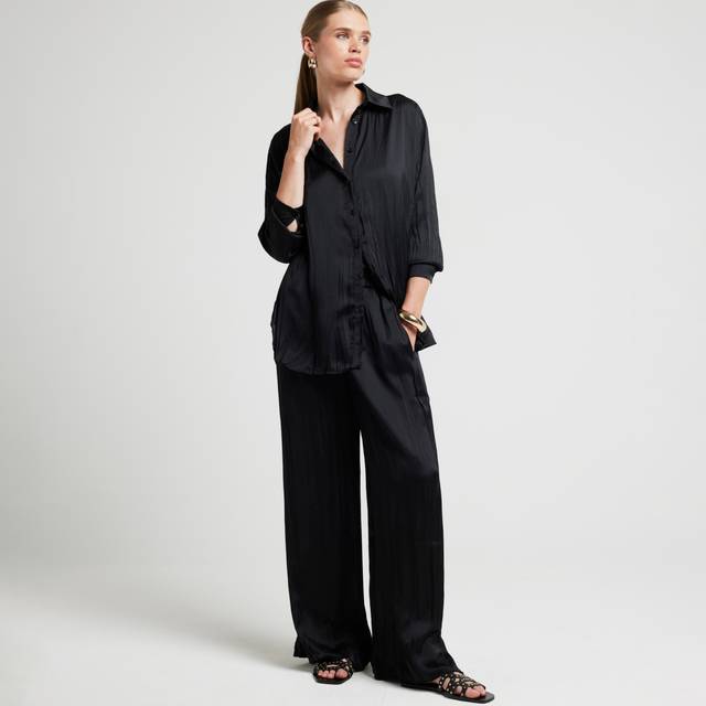 River Island – Svarta, plisserade byxor med vida ben i satin, del av set-Svart/a