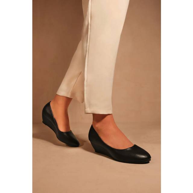 Where's That From Wheres Womens 'Vienna' Wide Fit Platform Low Wedge Mid Heel Court Shoes - Black - Size 5 Wide Fit (UK Shoe)