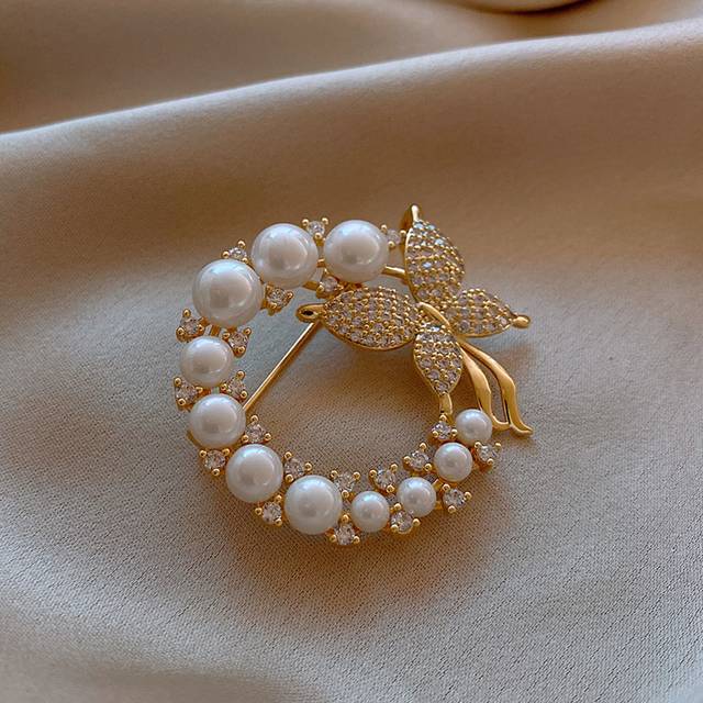 SHEIN 1pc Fashion Pearl And Rhinestone Brooches For Women Baroque Butterfly Pins Clothes Accessories Wedding Gifts