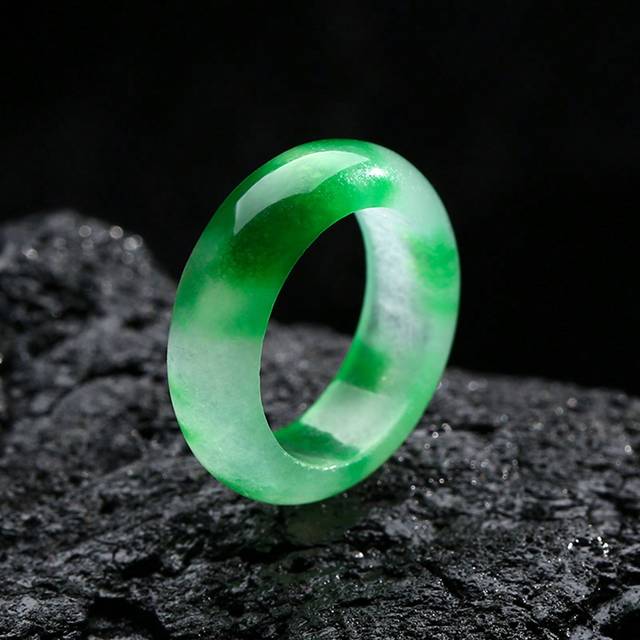 SHEIN Green Jade Ring For St. Patrick&#39;s Day Women And Men&#39;s Party Girls Holiday Gift