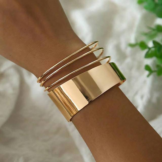 SHEIN 1pc Geometric Shaped Metal Glossy Cuff Bracelet For Women, European And American Retro Exaggerated Punk Style Streetwear Accessory, Gift For Girls