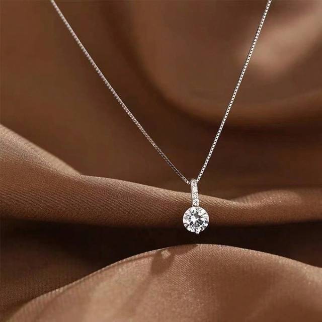 SHEIN Geometric Light Luxury Necklace Simple Single Sparkling Diamond Pendant Collarbone Chain For Women, INS Style