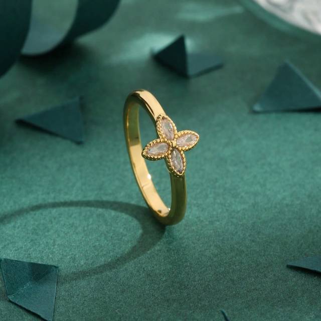 SHEIN 1pc High Quality European And American Personality Cube Zirconia 18K Gold Plated Copper Four-Leaf Clover Ring For Women, Gift
