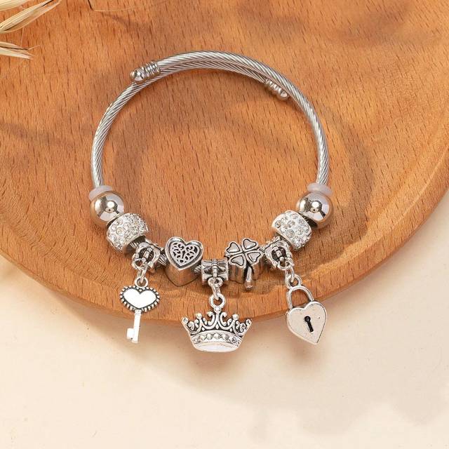 SHEIN 1pc Fashionable Stainless Steel Heart Lock & Key Charm Bangle For Women For Dating Gift