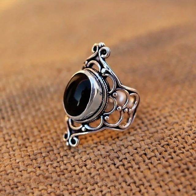 SHEIN 1pc Vintage High-End Black Sapphire Hollow Design Women&#39;s Fashion Ring, Perfect For Engagement, Wedding Anniversary And Birthday Gift, Party, Evening