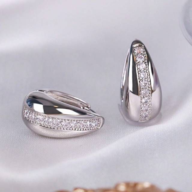 SHEIN 1pair Minimalist European And American Style Metal Inlaid Diamond Drop-Shaped Fashion & Luxurious Earrings