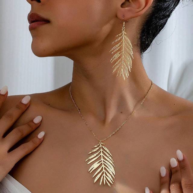 SHEIN 1pc Hollow Out Leaf Pendant Necklace And 1pair Hollow Out Leaf Pendant Earrings Set, Elegant Vintage Style Jewelry Set For Women
