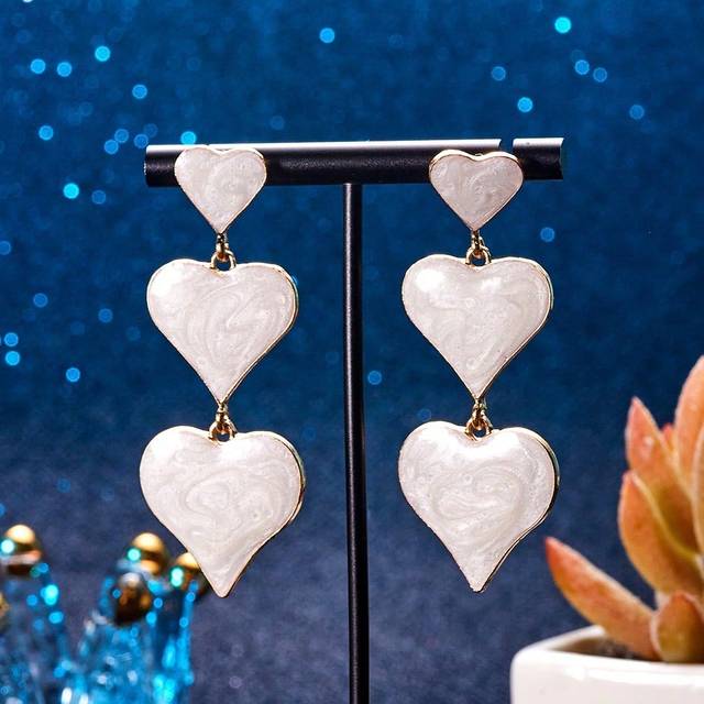 SHEIN 1pair Women&#39;s Fashionable Exaggerated Gold White Heart Shaped Earrings Valentines,Mom,Mother,Mother&#39;s Day,Gift