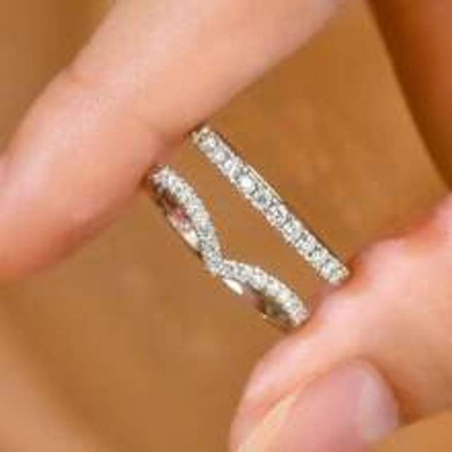 SHEIN 2pcs Simulated Moissanite V-Shaped One-Row Rhinestones Platinum Color Rings Set, Simple V-Shape Band Open Ring Couple Rings For Daily Wear, Valentine&#39;