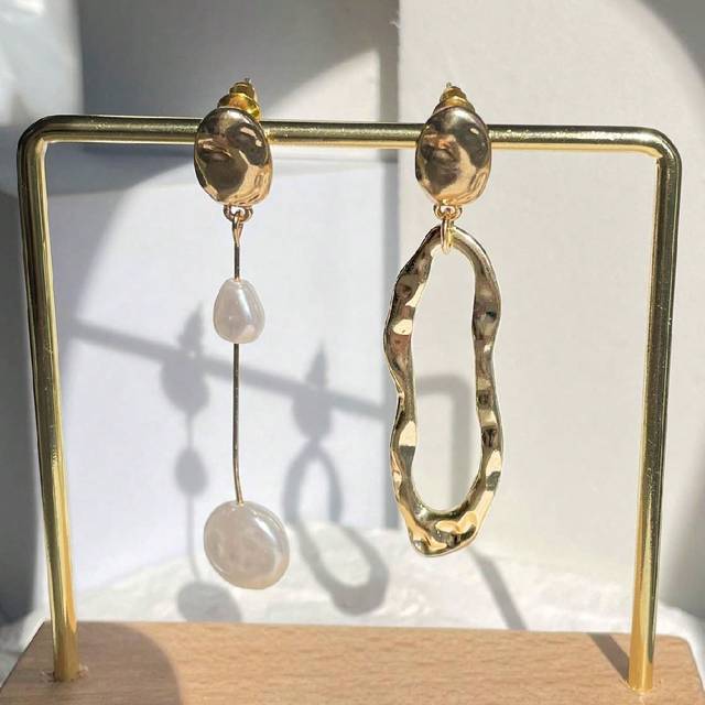 SHEIN 1pair Asymmetrical Geometric Design Baroque Style Pearl Earrings, Hollow Pendant Asymmetrical Dangle Ear Studs