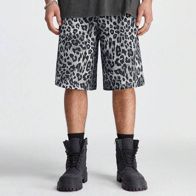 Manfinity Men&#39;s Digital Print Leopard Pattern Straight Wide-Leg Shorts