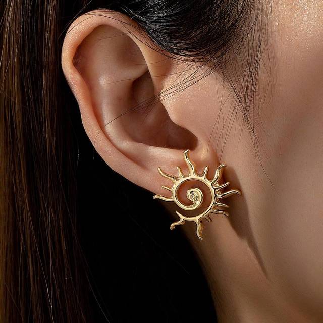SHEIN 1 Pair Golden Color Metal Swirl Design Sun Burst Sunshine Sunray Stud Earring For Women