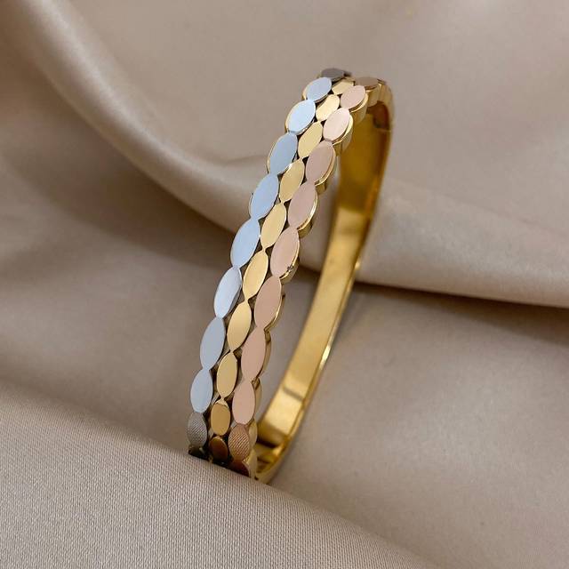 SHEIN 1Pc Triple-Layer Bracelet Wave Shape Stainless Steel Bracelet Chunky Multicolor Bracelet For Women Cuff Bracelet For Party Birthday Jewelry Gifts