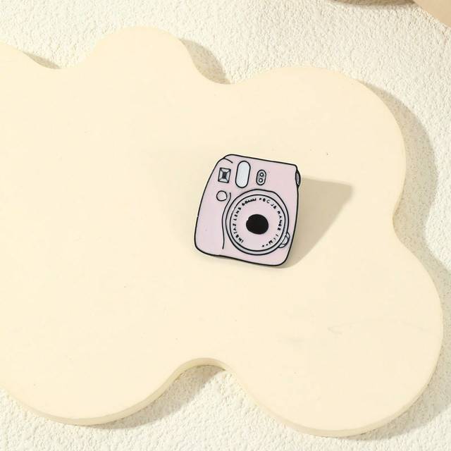 SHEIN 1pc Fashionable Pink Camera Shaped Brooch, Women&#39;s Accessory