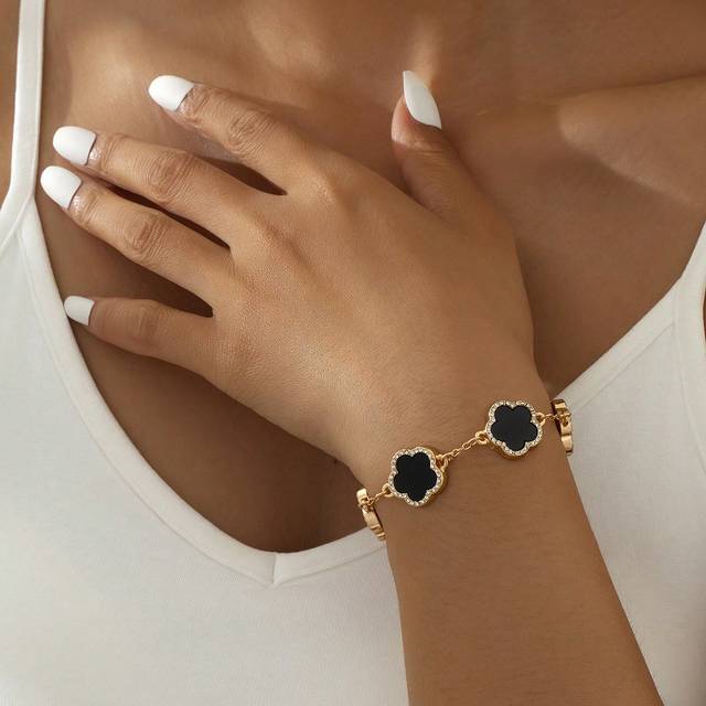 SHEIN 1pc Exquisite Party Style Lucky Clover Ladies Bracelet With Rhinestones, Perfect Wedding Gift Valentines