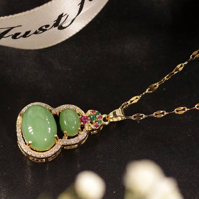 SHEIN 1pc Gold Chain Brings Good Luck Titanium Steel Green Calabash Stone & Colorful Cubic Zirconia Necklace Suitable For Women&#39;s Party Accessories, Couples