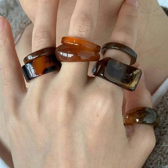 CHOSHILAR 7pcs/Set Asymmetrical Wide Transparent Dyeing Thick Circle Ring Set, Marble Printed Round Finger Ring, Wide Asymmetrical Open Ring (Due To The Hand-Dy