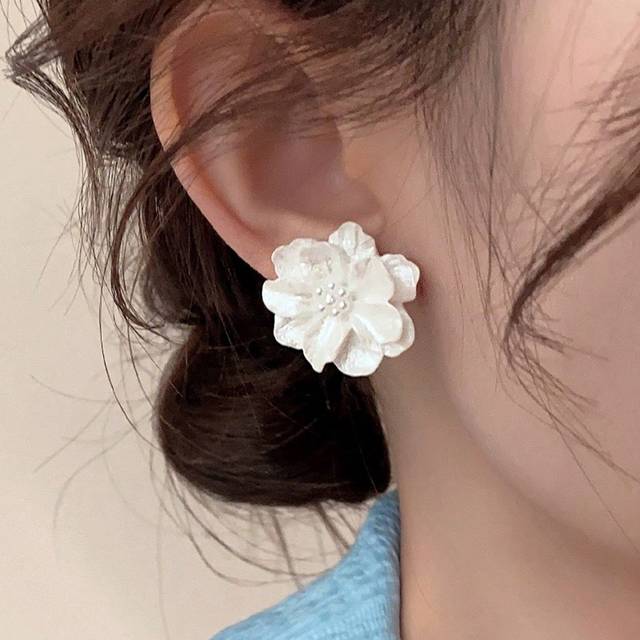 SHEIN 1 Pair Minimalist Retro White Flower Stud Earrings, Delicate Elegant Suitable For Women Everyday & Festivals Valentines,Mom,Mother,Mother&#39;s Day,Gift